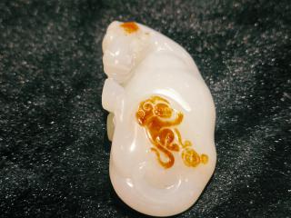 和田玉巧雕:马上封侯 长:71.2毫米,宽33.3毫米,高28.3毫米,重:81.5克